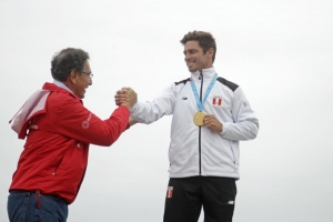 PRESIDENTE VIZCARRA ENTREGÓ MEDALLA DE ORO A ‘PICCOLO’ CLEMENTE